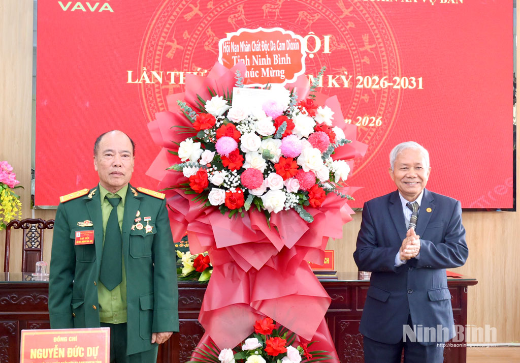 Đồng chí Nguyễn Đức Dự, Chủ tịch Hội Nạn nhân chất độc da cam/dioxin tỉnh tặng hoa chúc mừng Đại hội