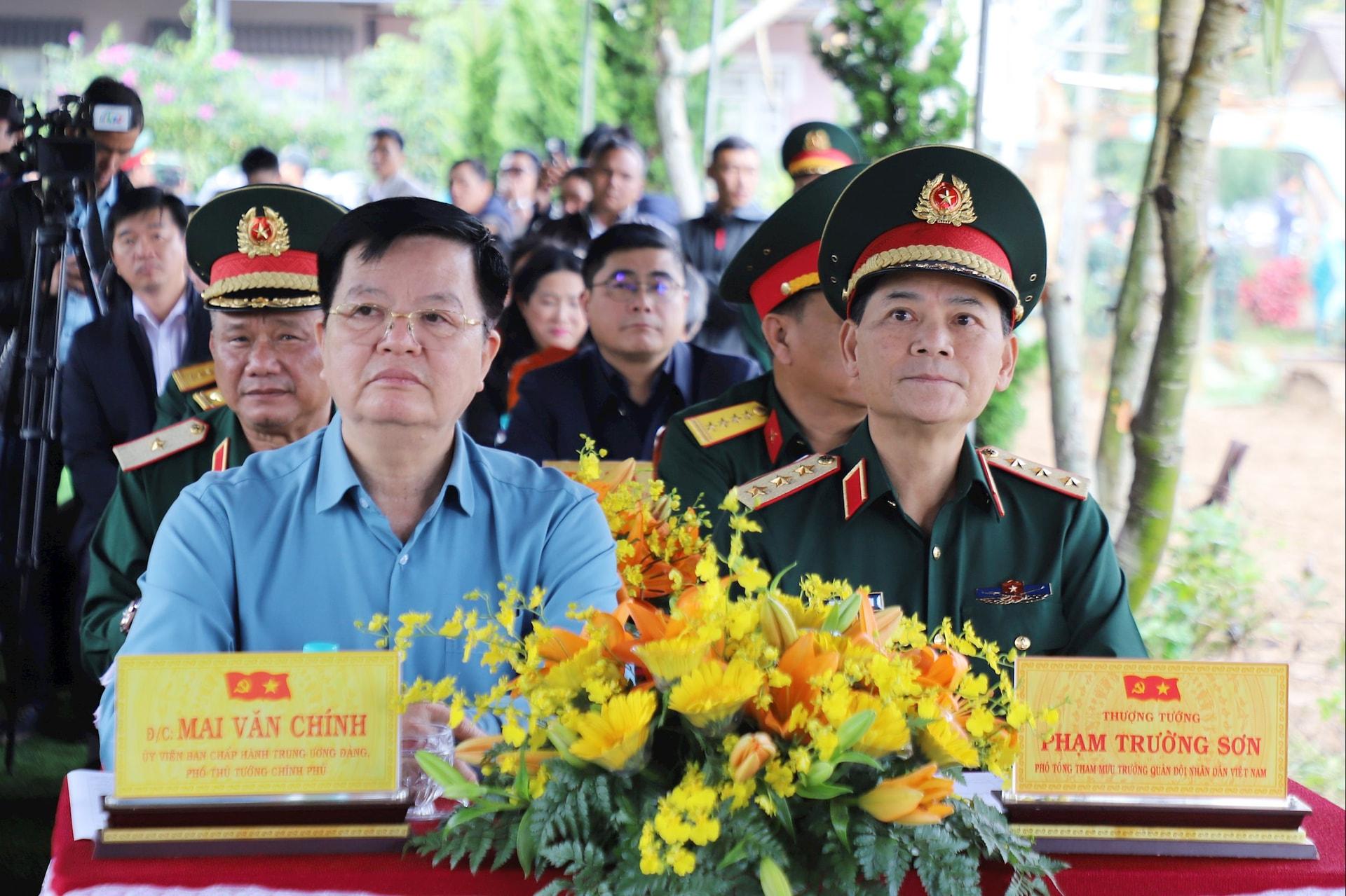 Phó Thủ tướng Chính phủ Mai Văn Chính; Phó Tổng Tham mưu trưởng Quân đội Nhân dân Việt Nam Phạm Trường Sơn dự lễ khởi động