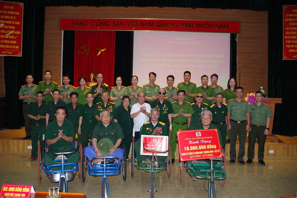 các đại biểu chụp ảnh lưu niệm tại Trung tâm nuôi dưỡng Thương, bệnh binh nặng và điều dưỡng Người có công tỉnh Ninh Bình.