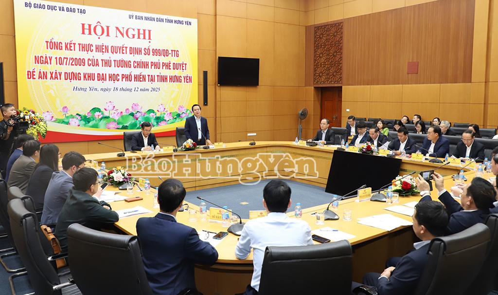 Đồng chí Chủ tịch UBND tỉnh Phạm Quang Ngọc phát biểu tại hội nghị.