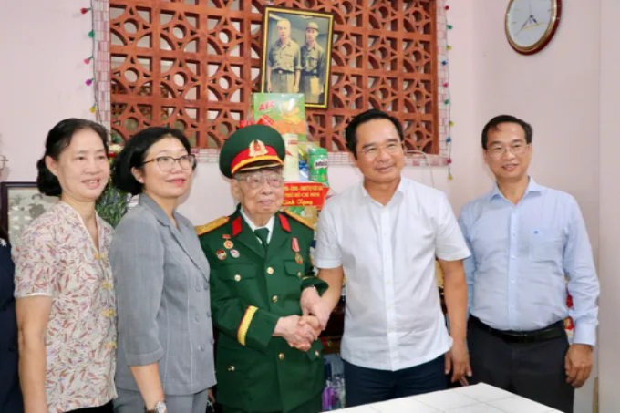 Ông Trần Thăng Phúc xúc động nắm chặt tay Chủ tịch UBND TPHCM và gửi lời cảm ơn đến đoàn đại biểu