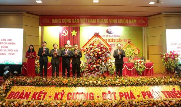 Trung tướng Nguyễn Thanh T&ugrave;ng &ndash; Ủy vi&ecirc;n Ban Thường vụ Th&agrave;nh ủy, Gi&aacute;m đốc C&ocirc;ng an TP H&agrave; Nội tặng hoa ch&uacute;c mừng th&agrave;nh c&ocirc;ng của Đại hội Đảng bộ x&atilde; Suối Hai