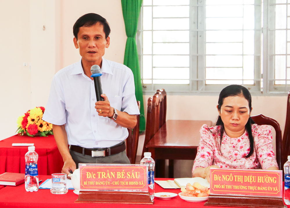 Bí thư Đảng ủy xã Hàm Giang- Trần Bé Sáu báo cáo những kết quả đạt được của xã.