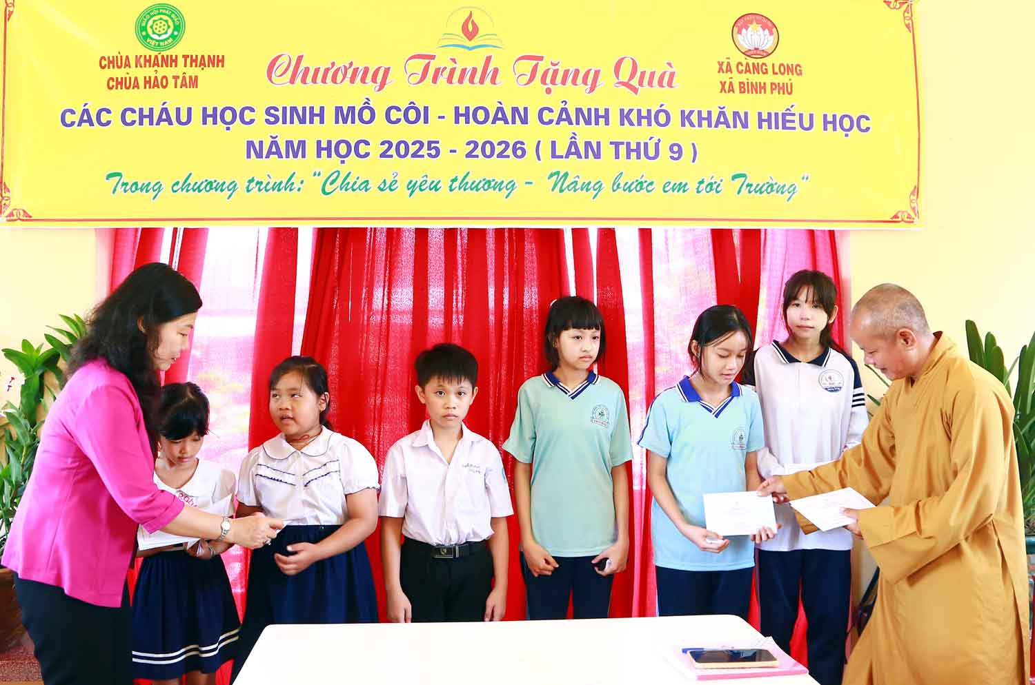 Đồng chí Trần Thị Bích Phượng- Tỉnh ủy viên, Bí thư Đảng ủy xã Càng Long và Thượng tọa Thích Minh Độ- Trụ trì chùa Hảo Tâm tặng quà cho học sinh mồ côi trên địa bàn xã đầu năm học 2025-2026.