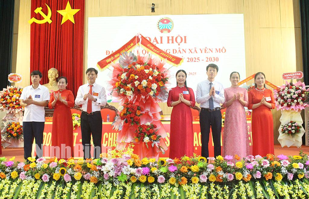 Lãnh đạo xã Yên Mô tặng hoa chúc mừng Đại hội. Ảnh: Thủy Lam