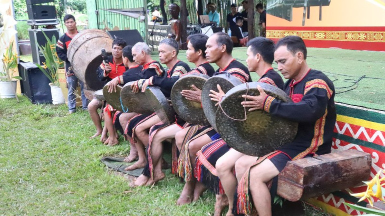 Hơn 800 nghệ nhân, diễn viên dân gian tham gia Liên hoan Văn hóa cồng chiêng và nhạc cụ truyền thống các dân tộc tỉnh Đắk Lắk năm 2025 - Ảnh 2.