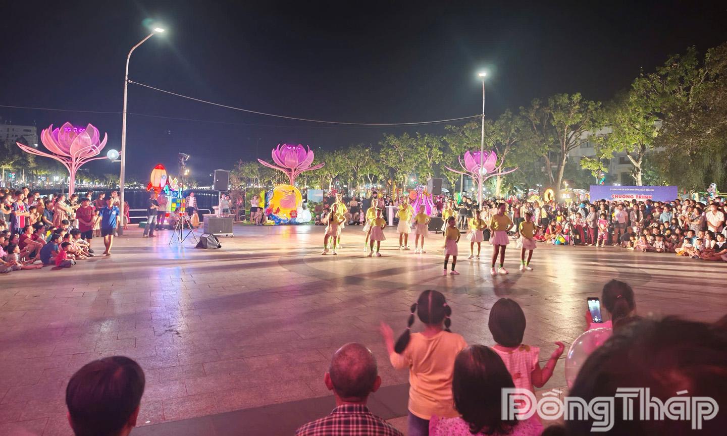 Công viên Tết Mậu Thân, Phường Đạo Thạnh thu hút đông đảo người dân đến vui chơi và chụp ảnh.