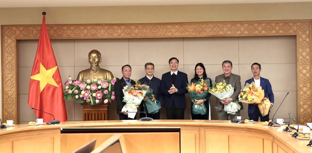 VPCP trao sổ hưu cho c&aacute;c c&aacute;n bộ nghỉ theo chế độ- Ảnh 2.