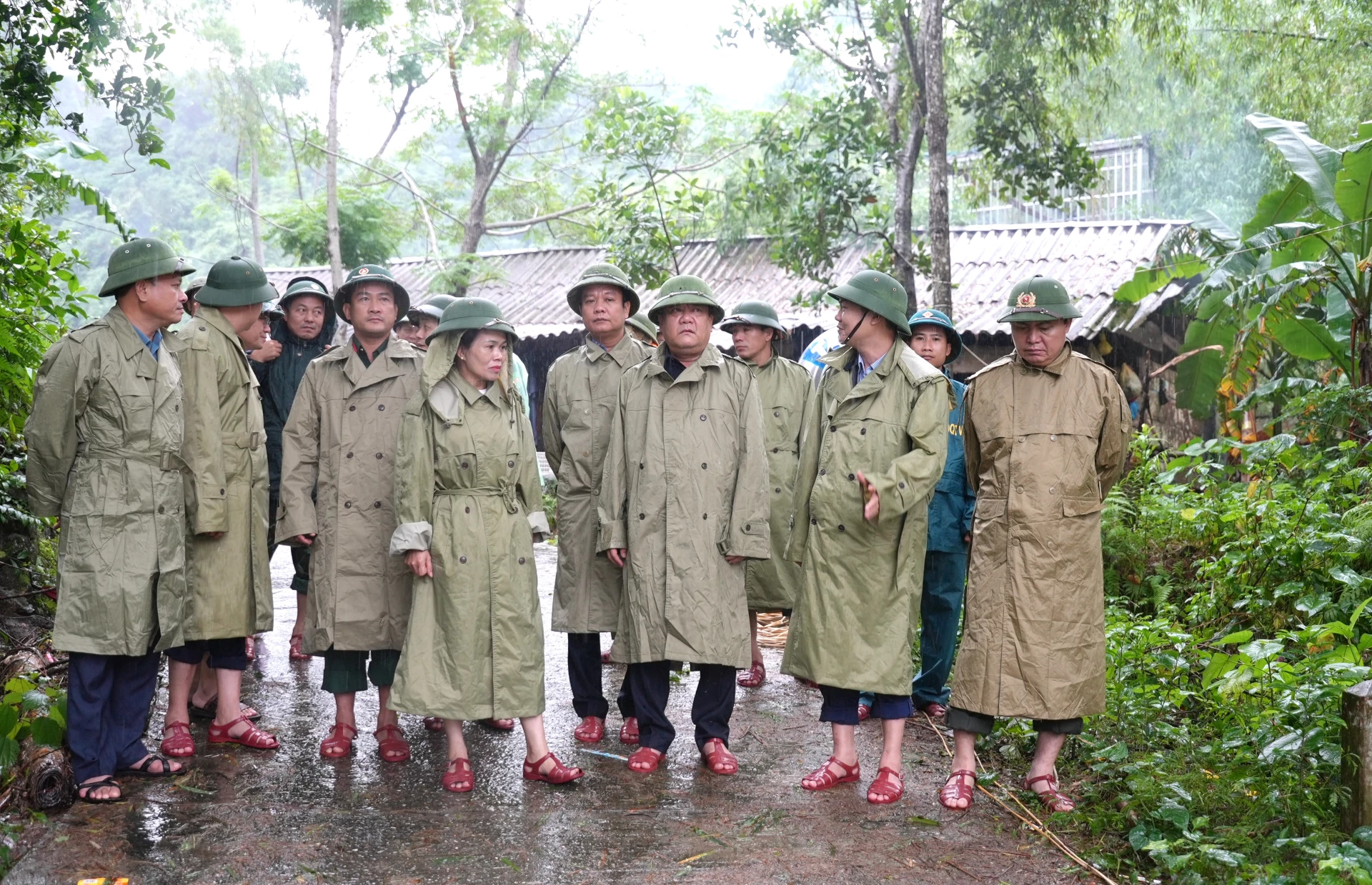 Đồng chí Chủ tịch UBND tỉnh Trần Phong kiểm tra công tác ứng phó mưa lũ tại xã Tuyên Phú - Ảnh: Trung Đức