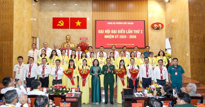 Đồng chí Trương Thị Bích Hạnh và Thiếu tướng Vũ Văn Điền chúc mừng các đồng chí trong Ban Chấp hành Đảng bộ phường Đức Nhuận