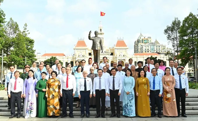 Đoàn đại biểu chụp ảnh lưu niệm tại Tượng đài Chủ tịch Hồ Chí Minh (đường Nguyễn Huệ, phường Sài Gòn, TPHCM). (Ảnh: SGGP)