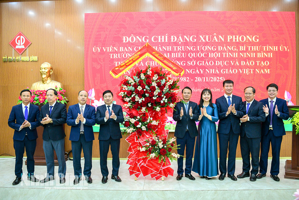 Đồng chí Đặng Xuân Phong, Ủy viên Trung ương Đảng, Bí thư Tỉnh ủy, Trưởng đoàn Đại biểu Quốc hội tỉnh và đoàn tặng hoa chúc mừng ngành GD&ĐT.