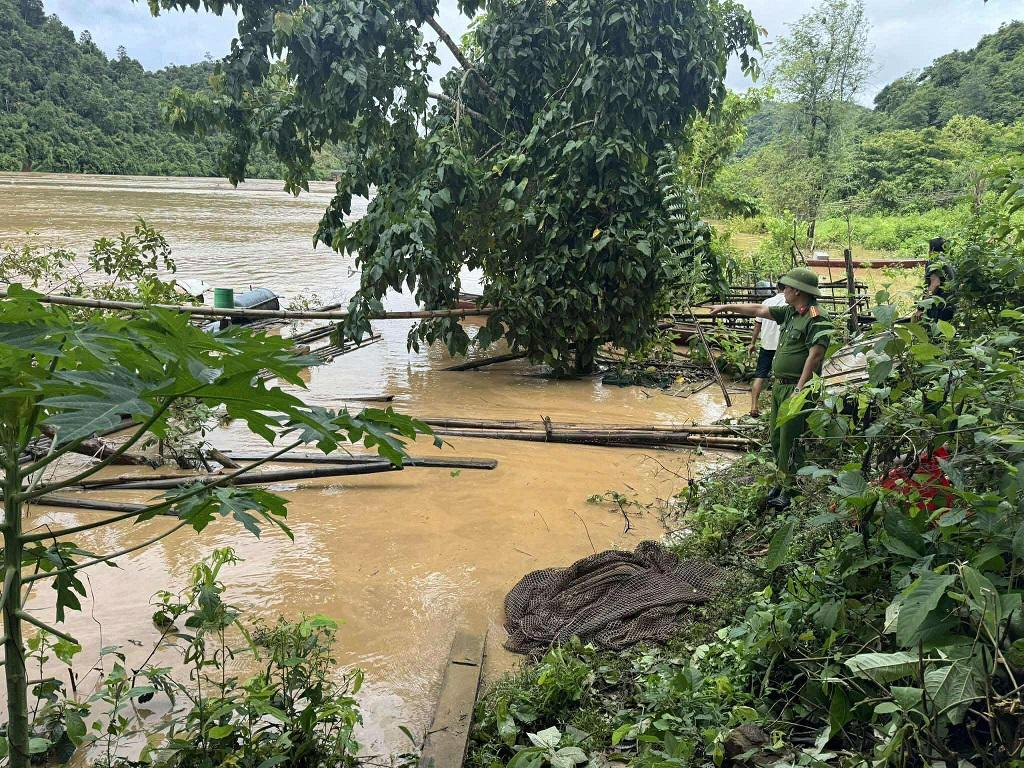 Công an xã Yên Hòa tuyên truyền người dân không ra sông vớt củi khi nước lũ dâng cao.