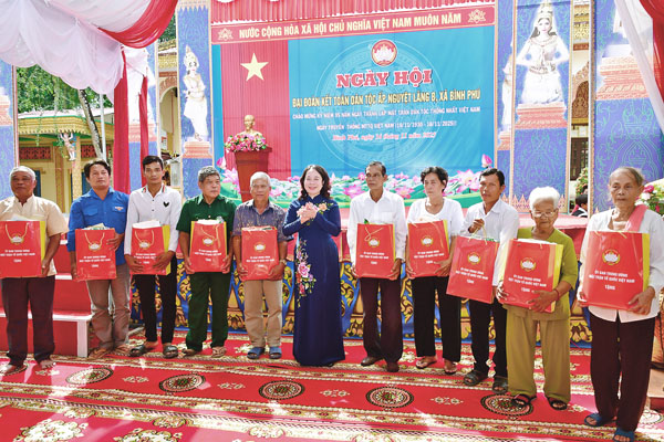 Phó Chủ tịch nước- Võ Thị Ánh Xuân tặng quà cho người dân ấp Nguyệt Lãng B, xã Bình Phú. Ảnh: BÁ THI