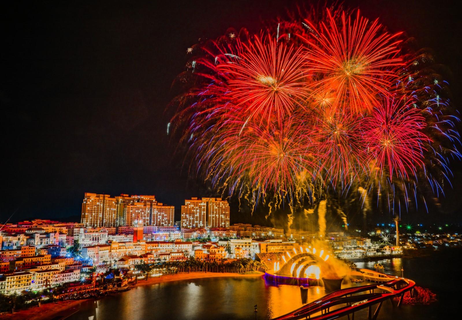 Trận địa ph&aacute;o hoa lớn chưa từng c&oacute; ở H&agrave; Nội mừng th&agrave;nh c&ocirc;ng Đại hội Đảng XIV - Ảnh 3.