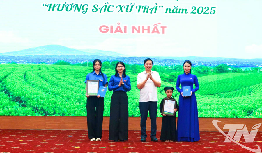 Đồng chí Đinh Quang Tuyên, Phó Bí thư Tỉnh uỷ, Chủ tịch Uỷ ban MTTQ tỉnh trao giải Nhất Cuộc thi ảnh và video clip “Hương sắc xứ trà” năm 2025 cho các tác giả.