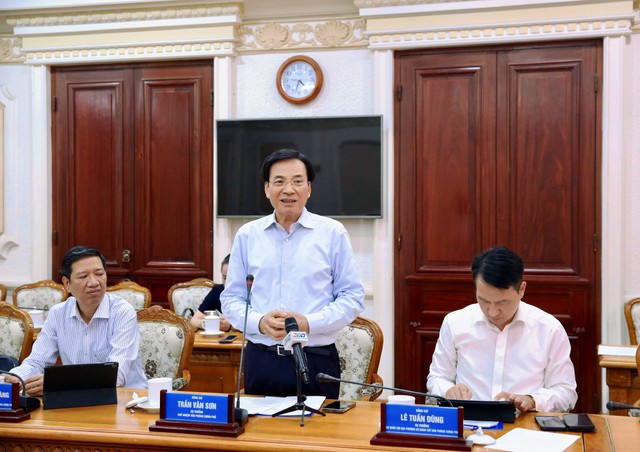 Đoàn công tác VPCP làm việc với UBND TPHCM về thực hiện Nghị quyết 66/NQ-CP và Nghị định 118/2025/NĐ-CP- Ảnh 1.