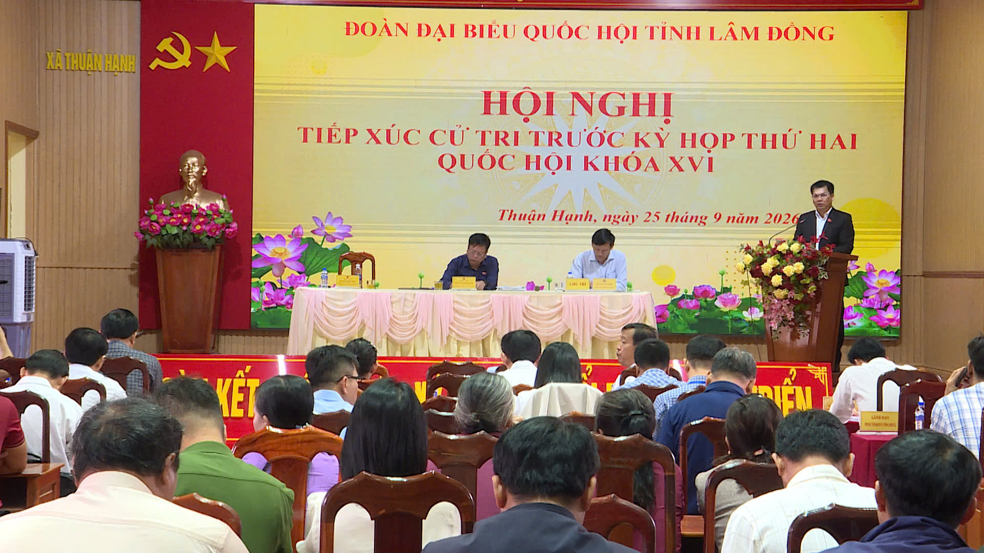 Quang cảnh Hội nghị tiếp xúc cử tri tại xã Thuận Hạnh