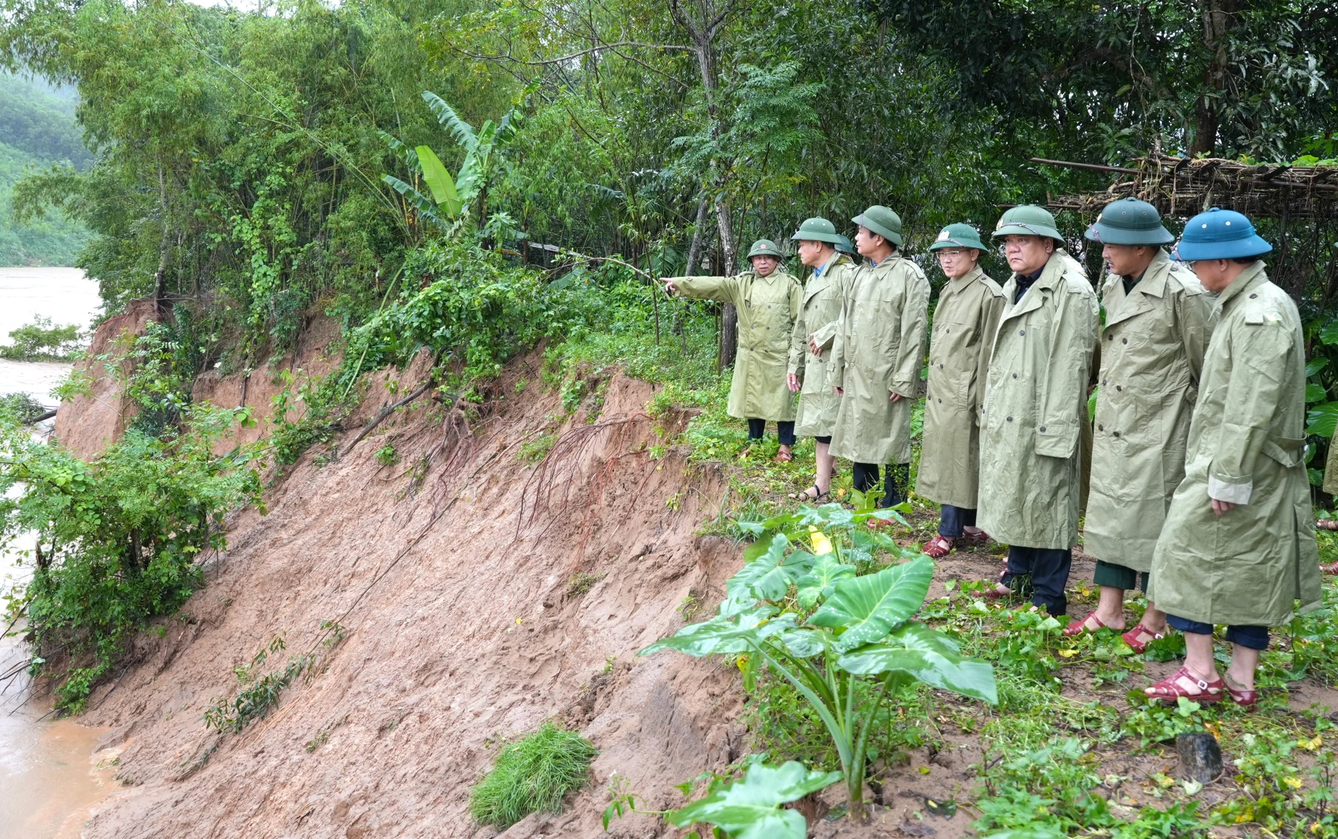 Đồng chí Chủ tịch UBND tỉnh Trần Phong kiểm tra khu vực sạt lở bờ sông tại thôn Xuân Canh, xã Đồng Lê - Ảnh: Trung Đức