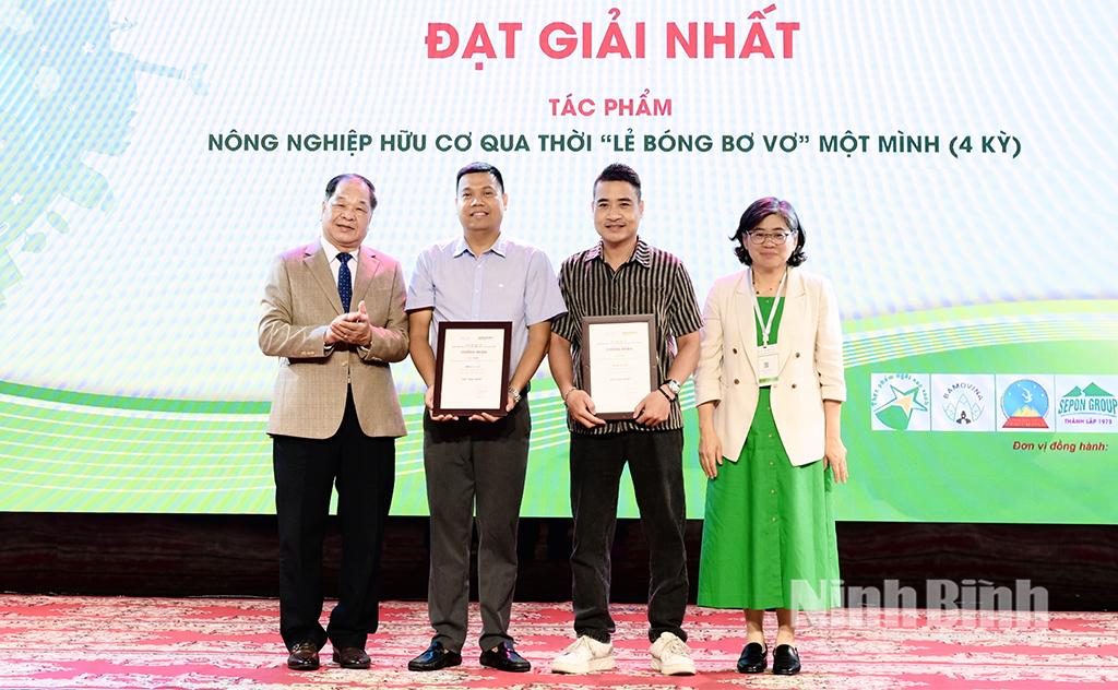 Ban tổ chức cuộc thi trao Giải Nhất cho các tác giả.