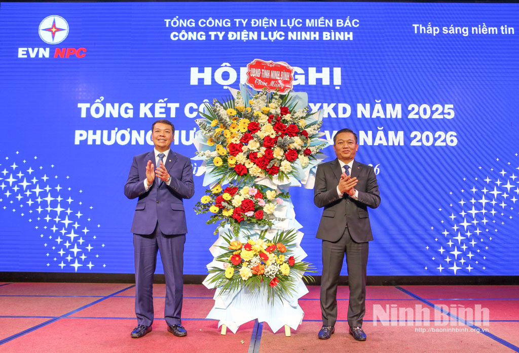 Đồng ch&iacute; Nguyễn Cao Sơn, Tỉnh ủy vi&ecirc;n, Ph&oacute; Chủ tịch UBND tỉnh tặng hoa ch&uacute;c mừng C&ocirc;ng ty Điện lực Ninh B&igrave;nh.