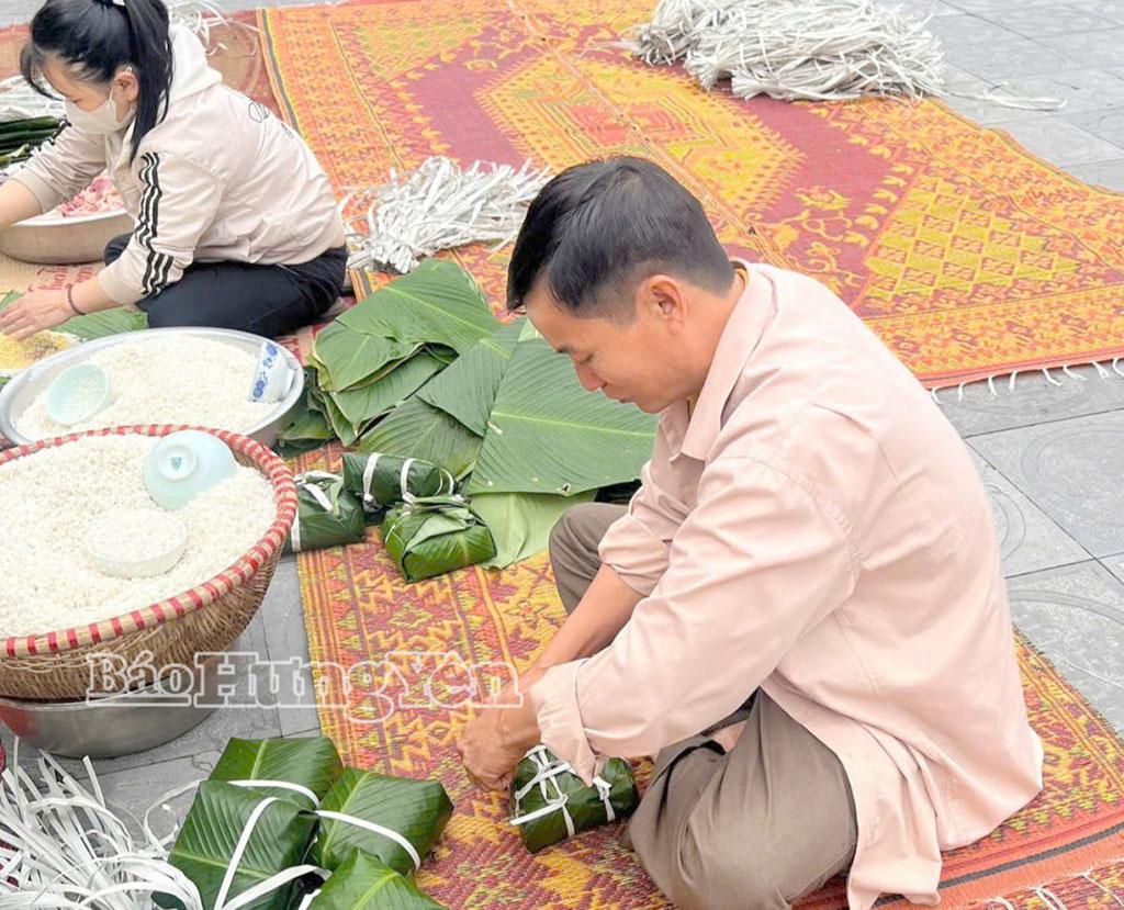 Thành viên Đội thiện nguyện Thiện Tâm An - chùa Nghĩa Lộ, xã Yên Mỹ gói bánh chưng ủng hộ đồng bào miền Trung và Tây Nguyên.