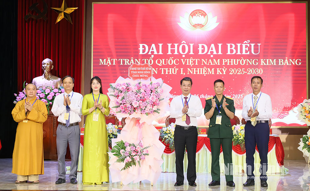 Đồng chí Nguyễn Hoàng Hà, Ủy viên Ban Thường vụ Tỉnh ủy, Phó Chủ tịch Thường trực Ủy ban MTTQ Việt Nam tỉnh tặng lẵng hoa chúc mừng Đại hội.