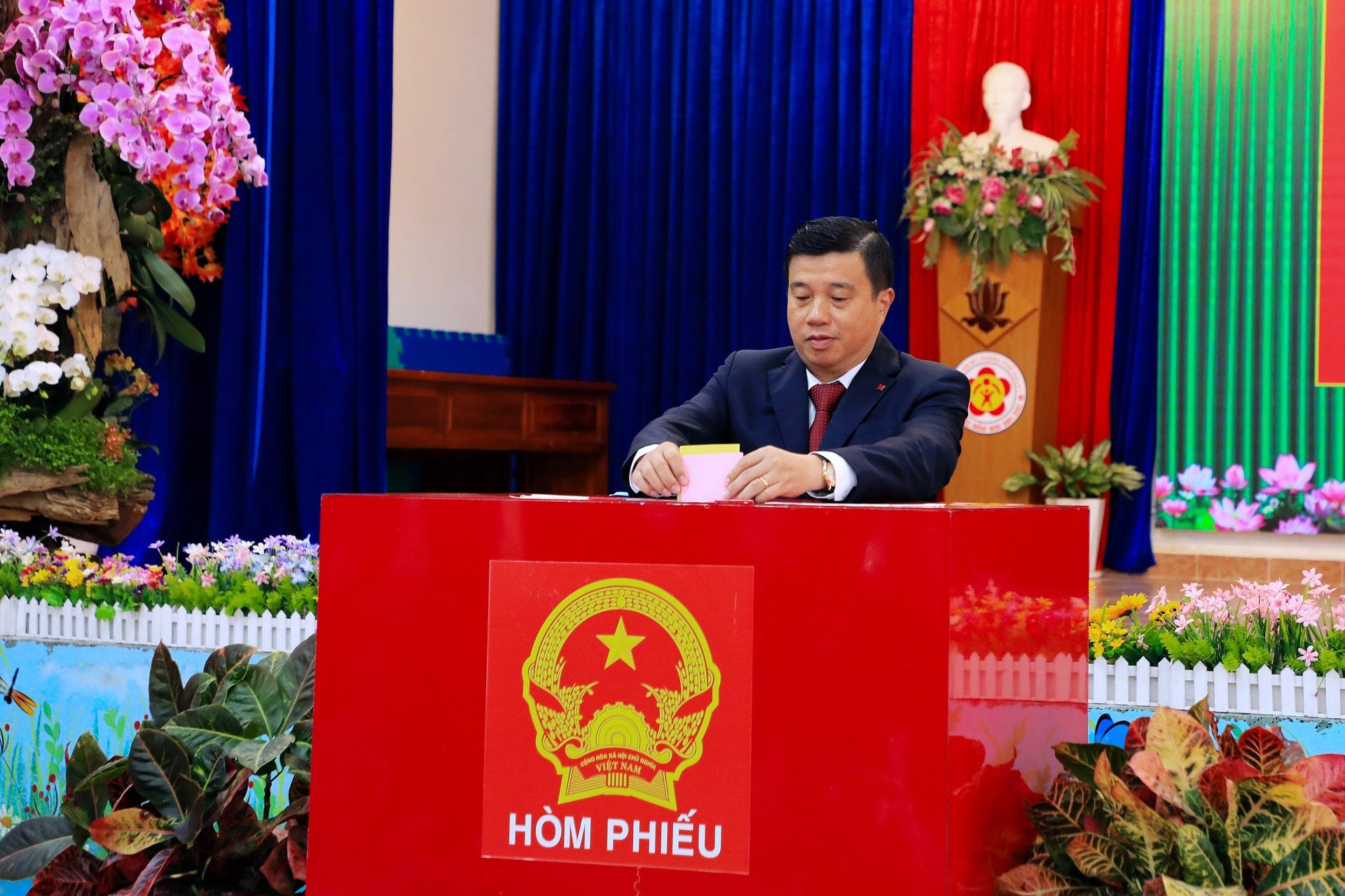 Bí thư Tỉnh ủy Lâm Đồng Y Thanh Hà Niê Kđăm là cử tri đầu tiên bỏ phiếu tại điểm bỏ phiếu số