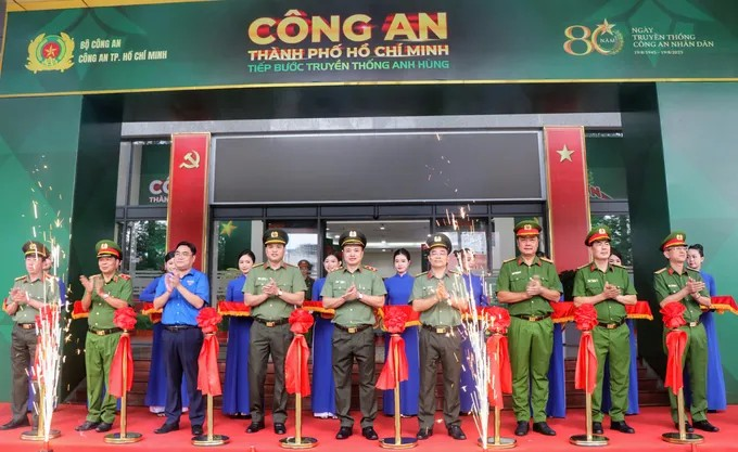 Đại biểu cắt băng khai mạc triển lãm