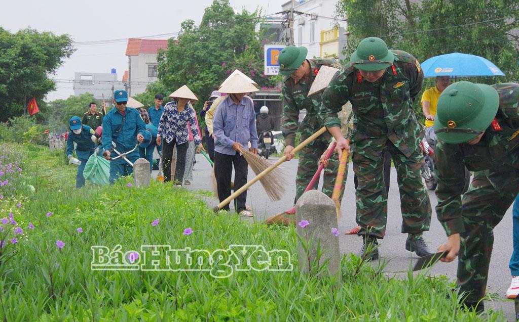 C&aacute;n bộ, chiến sĩ Ban Chỉ huy Ph&ograve;ng thủ khu vực 2 - Hưng H&agrave; phối hợp với c&aacute;c lực lượng vệ sinh thu gom r&aacute;c tr&ecirc;n địa b&agrave;n x&atilde; A S&agrave;o.