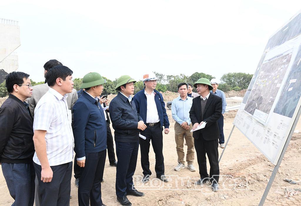 Đồng ch&iacute; Ph&oacute; B&iacute; thư Tỉnh ủy, Chủ tịch UBND tỉnh Phạm Quang Ngọc c&ugrave;ng đo&agrave;n c&ocirc;ng t&aacute;c kiểm tra thực địa dự &aacute;n đường T&acirc;n Ph&uacute;c - V&otilde;ng Phan tại x&atilde; Hồng Quang. (Ảnh L&ecirc; Hiếu)