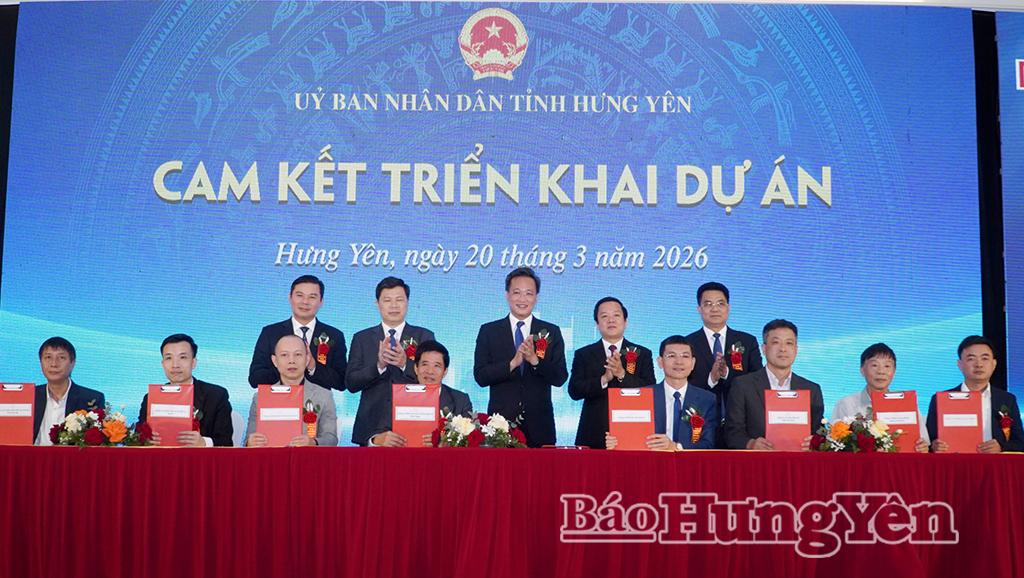 Các đồng chí lãnh đạo tỉnh chứng kiến các doanh nghiệp ký cam kết triển khai dự án trên địa bàn tỉnh.