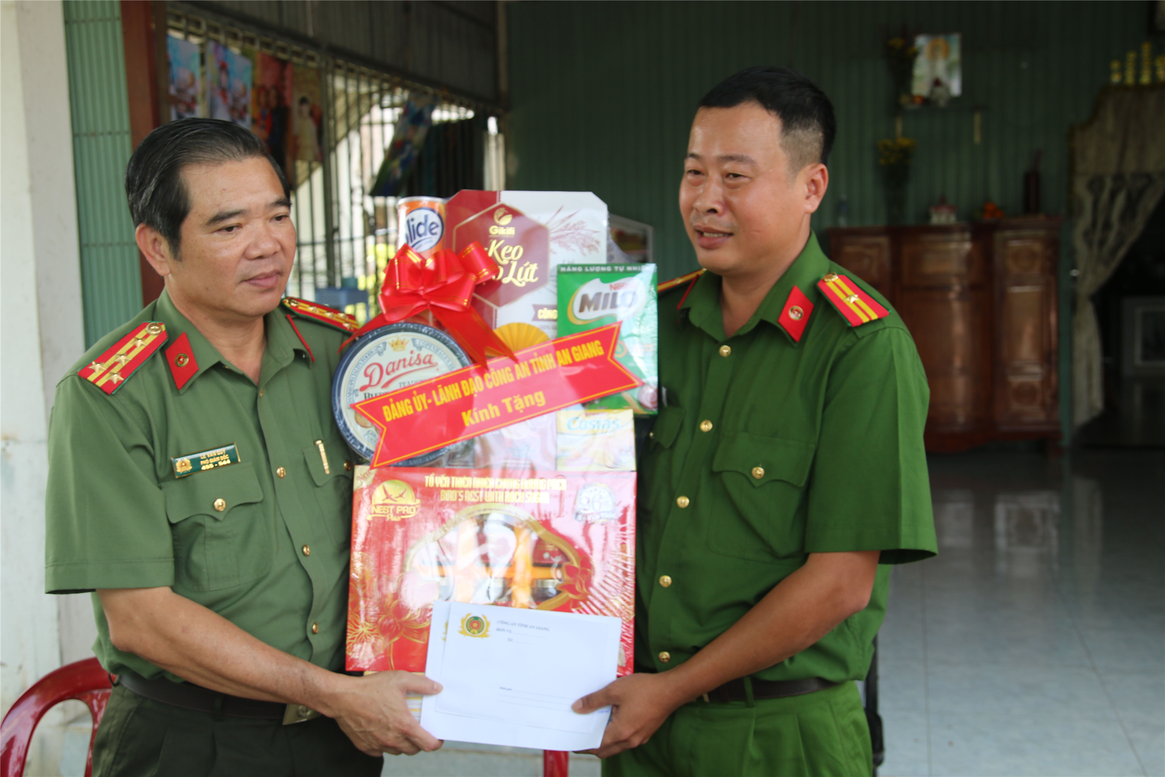 Đại tá Lê Văn Quý, Phó Giám đốc Công an tỉnh thăm và tặng quà các đồng chí thương binh là cán bộ đang công tác trên địa bàn tỉnh.