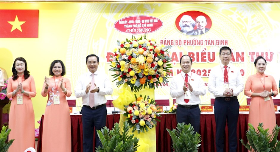 Đồng chí Nguyễn Văn Được tặng hoa chúc mừng đại hội. Ảnh: SGGP