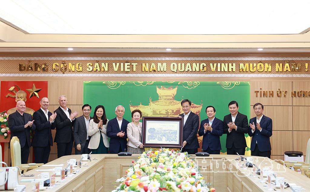 Các đồng chí lãnh đạo tỉnh trao bức tranh