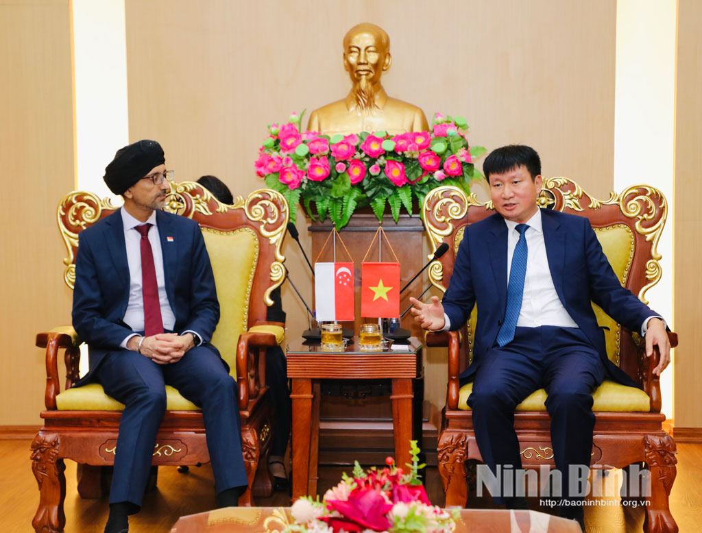 Đồng ch&iacute; Trần Huy Tuấn, Ủy vi&ecirc;n Trung ương Đảng, Ph&oacute; B&iacute; thư Tỉnh ủy, Chủ tịch UBND tỉnh tiếp x&atilde; giao ng&agrave;i Rajpal Singh, Đại sứ đặc mệnh to&agrave;n quyền nước Cộng h&ograve;a Singapore tại Việt Nam.