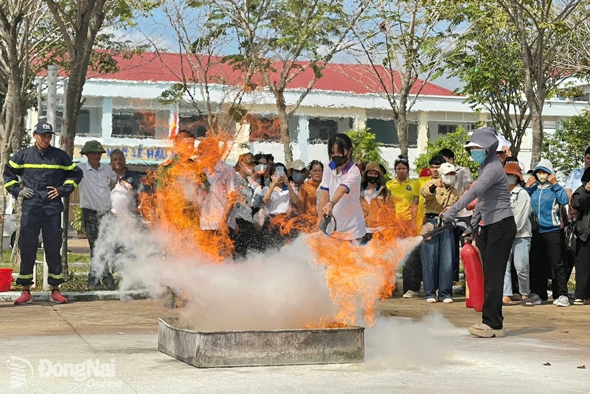 Đội Chữa ch&aacute;y v&agrave; cứu nạn, cứu hộ khu vực 6 (Ph&ograve;ng Cảnh s&aacute;t ph&ograve;ng ch&aacute;y, chữa ch&aacute;y v&agrave; cứu nạn, cứu hộ, C&ocirc;ng an tỉnh Đồng Nai) hướng dẫn cho hơn 360 gi&aacute;o vi&ecirc;n v&agrave; chủ cơ sở kinh doanh tại phường T&acirc;n Triều v&agrave; x&atilde; Trị An d&ugrave;ng b&igrave;nh chữa ch&aacute;y x&aacute;ch tay. Ảnh: Nguyễn Thế Gia