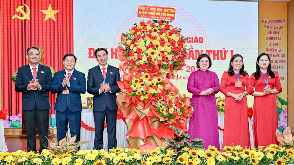 Trưởng Ban Tổ chức Thành ủy TPHCM Văn Thị Bạch Tuyết chúc mừng đại hội. Ảnh: SGGP