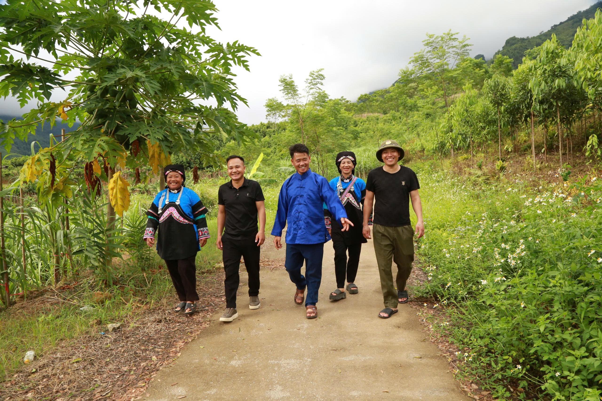 Tuyến đường thôn ở Lao Hầu được đổ bê tông có sự huy động nguồn lực từ đóng góp của bà con người Bố Y. z7015666507897-5ef63428344d014f7d08fbfa933200ec.jpg