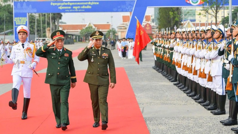 Bộ trưởng Quốc ph&ograve;ng Phan Văn Giang v&agrave; Bộ trưởng Quốc ph&ograve;ng Thổ Nhĩ Kỳ Yasar Guler duyệt đội h&igrave;nh danh dự. (Ảnh THẾ ĐẠI)