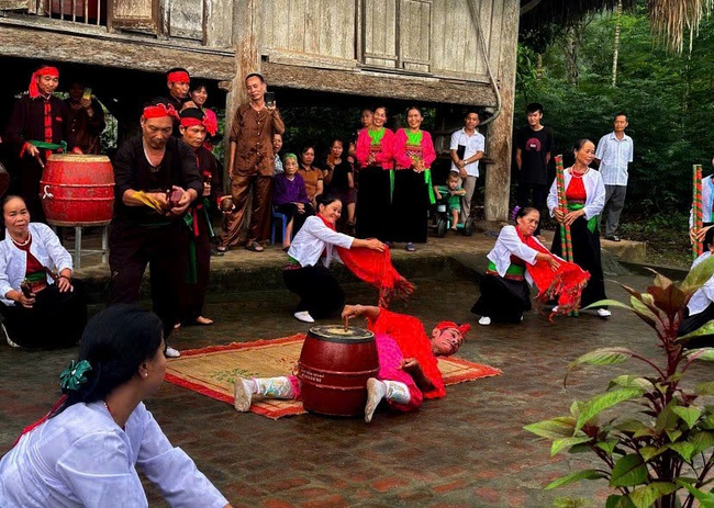 Yên Lập phát huy vai trò người có uy tín trong bảo tồn văn hóa và phát triển kinh tế bền vững - Ảnh 2.