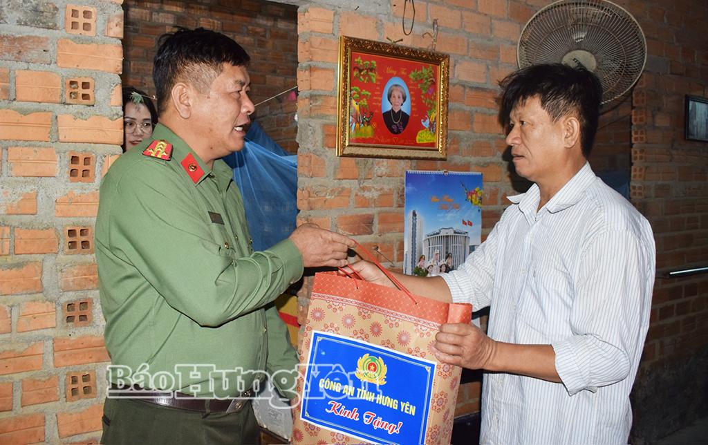 Đoàn công tác Công an tỉnh Hưng Yên tặng quà cho các gia đình bị thiệt hại nặng nề do mưa lũ.
