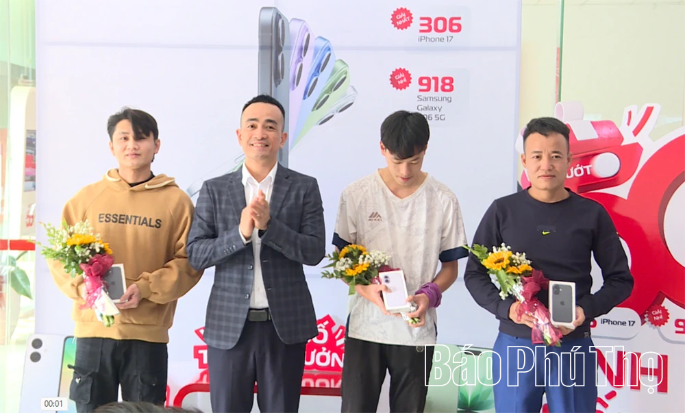 Viettel Ph&uacute; Thọ trao thưởng chương tr&igrave;nh &ldquo;Lướt 5G - Rinh qu&agrave; bất ngờ&rdquo;