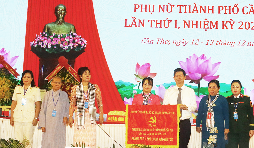 Các cấp Hội LHPN thành phố phải chuyển mình mạnh mẽ, hành động quyết liệt,... đóng góp hiệu quả vào sự nghiệp xây dựng, phát triển địa phương, đất nước