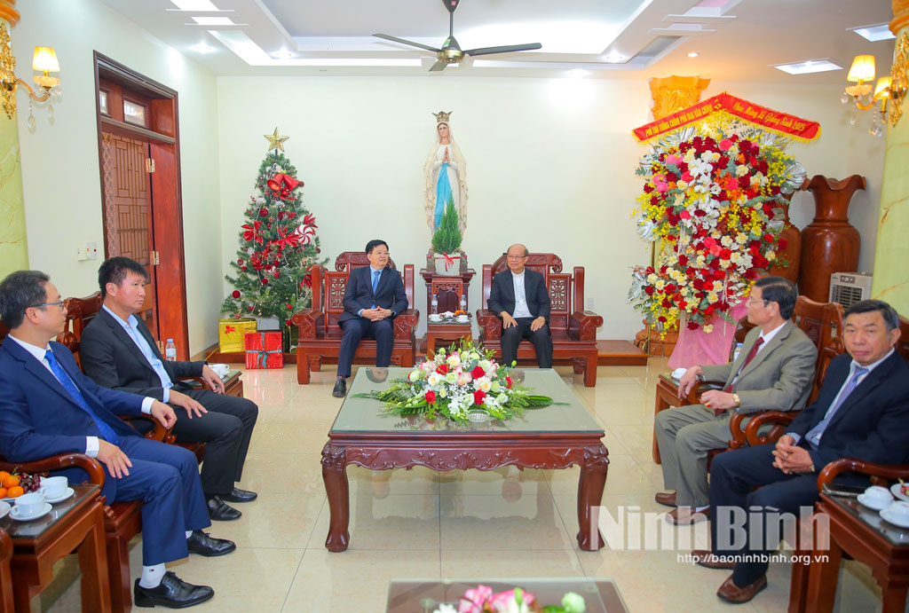 Đồng ch&iacute; Mai Văn Ch&iacute;nh, Ủy vi&ecirc;n Trung ương Đảng, Ph&oacute; Thủ tướng Ch&iacute;nh phủ thăm, ch&uacute;c mừng Gi&aacute;o xứ Ninh B&igrave;nh.