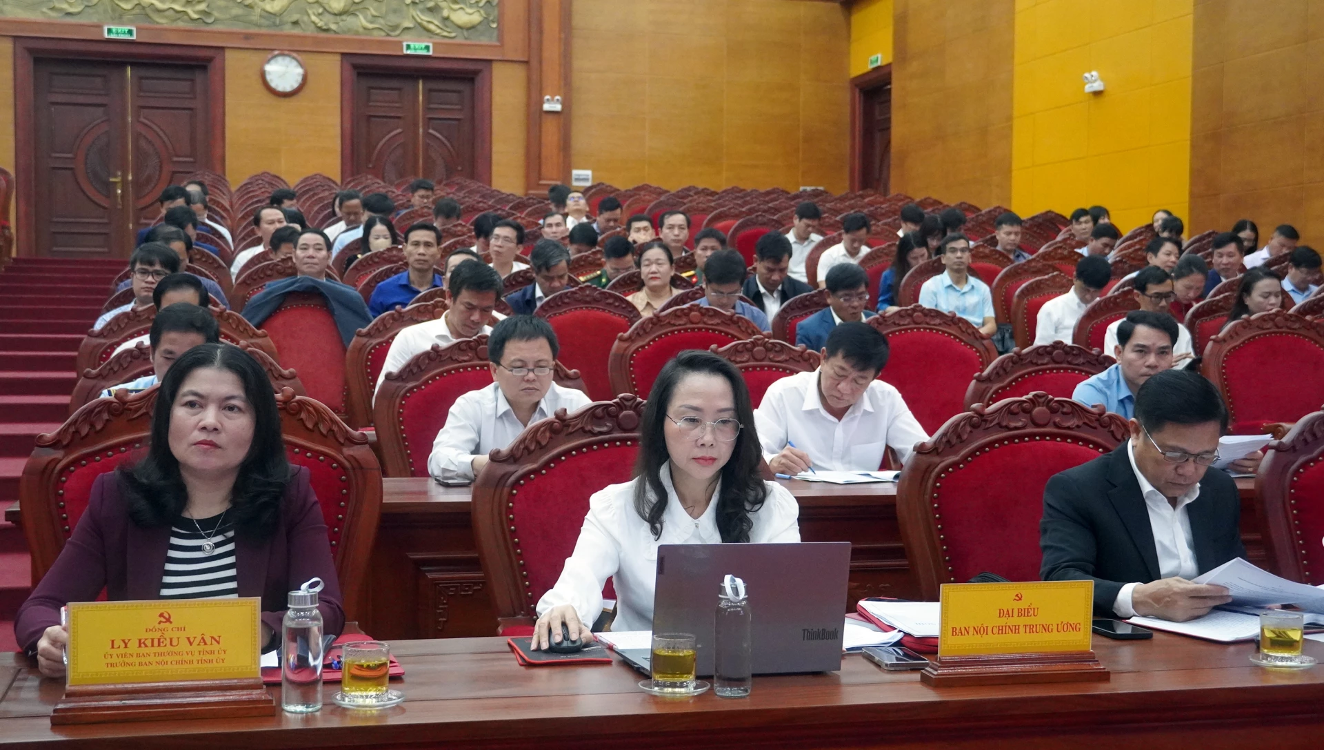 C&aacute;c đồng ch&iacute; l&atilde;nh đạo tỉnh dự hội nghị - Ảnh: N.M