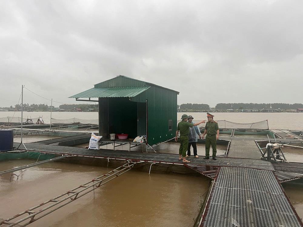 Công an xã Trần Phú hướng dẫn người dân các biện pháp phòng, chống bão.