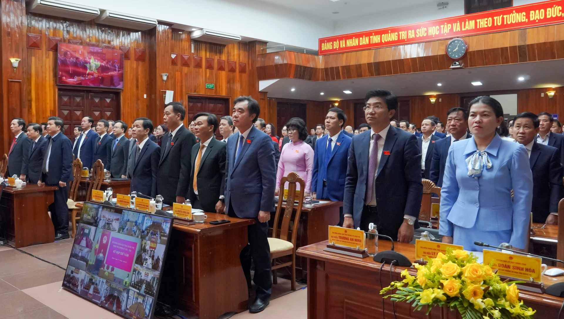 Đại biểu thực hiện nghi thức chào cờ - Ảnh: Ngọc Hải