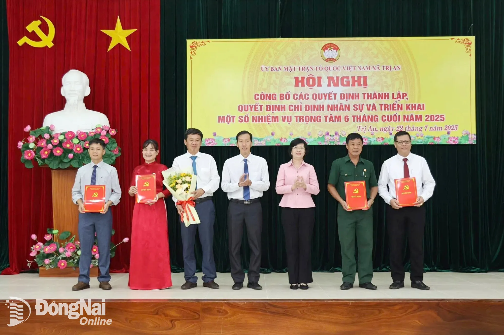 Lãnh đạo xã Trị An chúc mừng các đồng chí được trao quyết định về công tác cán bộ. Ảnh: Minh Hương