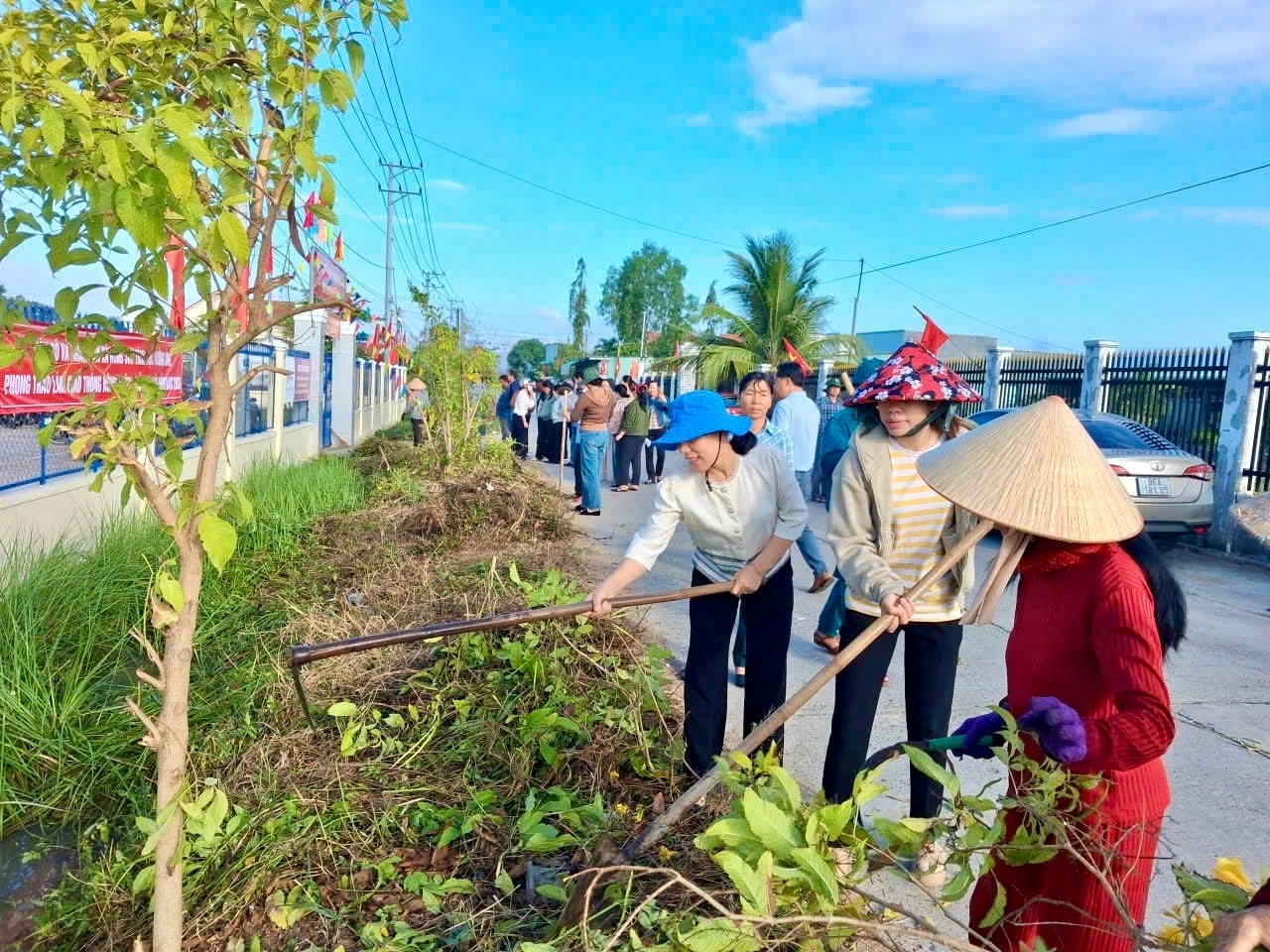 Các cấp Hội phụ nữ trong toàn tỉnh ra quân dọn vệ sinh môi trường, tạo cảnh quan sạch đẹp chuẩn bị cho ngày bầu cư